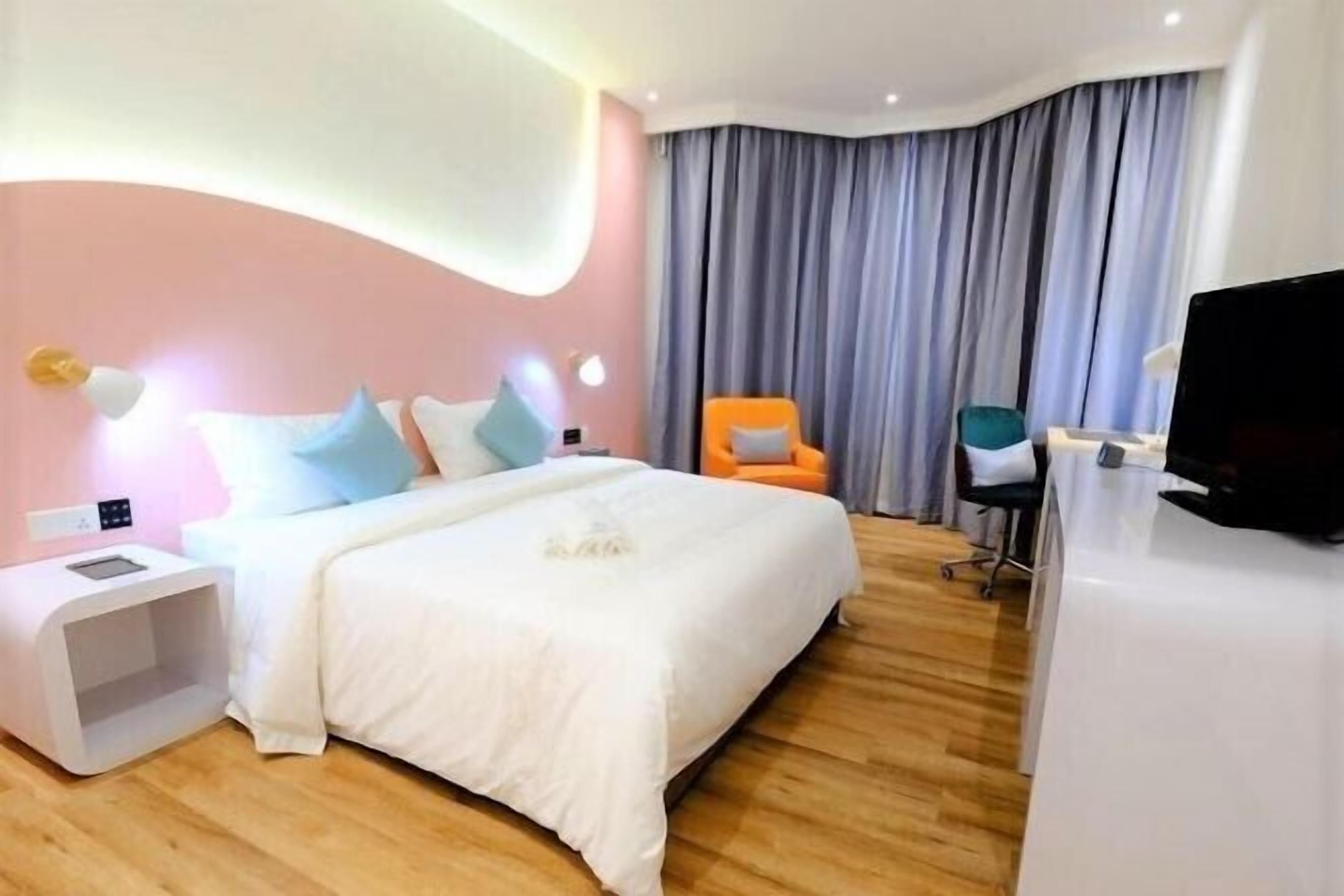 Minibar, escritorio y espacio para trabajar con laptop 