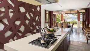 Una cocina moderna con estufa a gas, una isla grande y un zócalo decorativo.