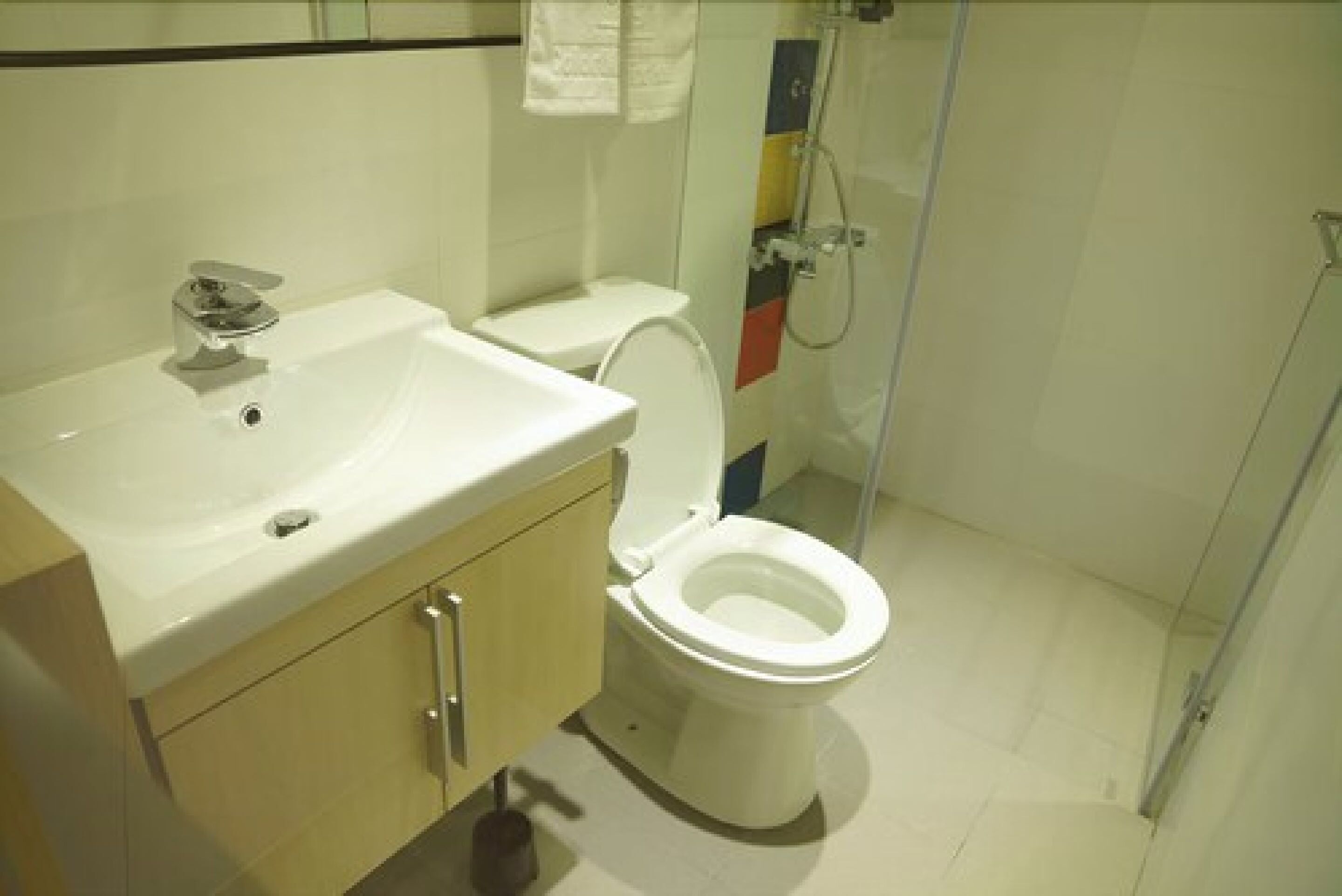 Een badkamer met een wastafel, toilet en douche.