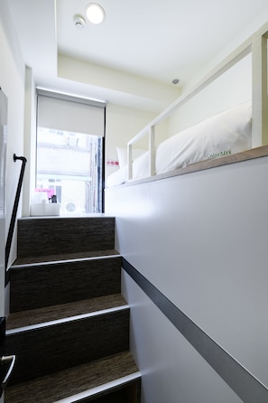 Einzelzimmer (Upper Layer) | Daunenbettdecken, schallisolierte Zimmer, kostenloses WLAN, Bettwäsche