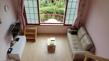 Habitación doble estándar | Área de sala de estar | Televisión LED y películas con cargo