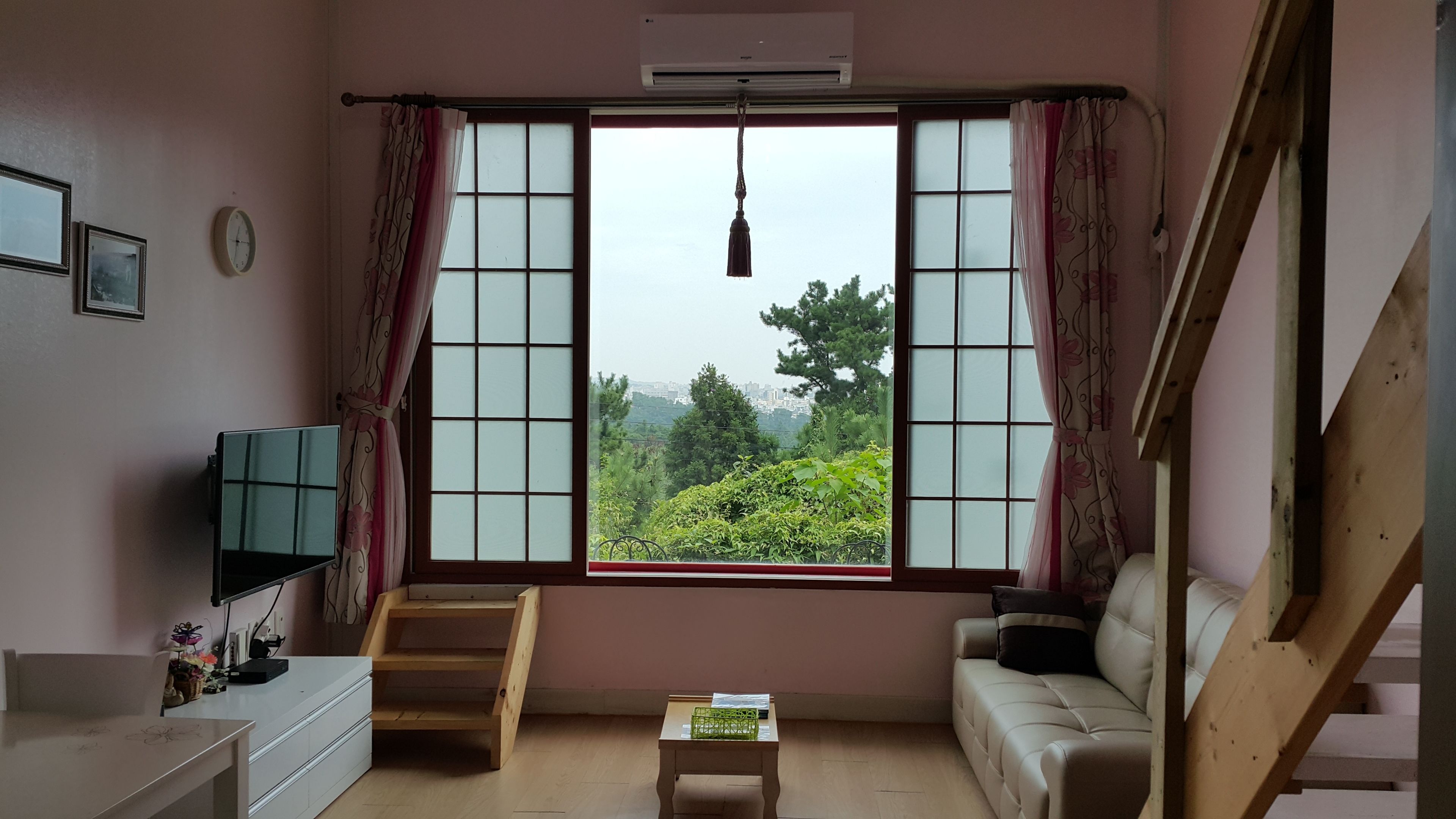 Habitación doble estándar | Área de sala de estar | Televisión LED y películas con cargo 