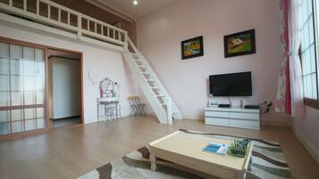 Deluxe Twin Room | Living area | LED TV, pay movies