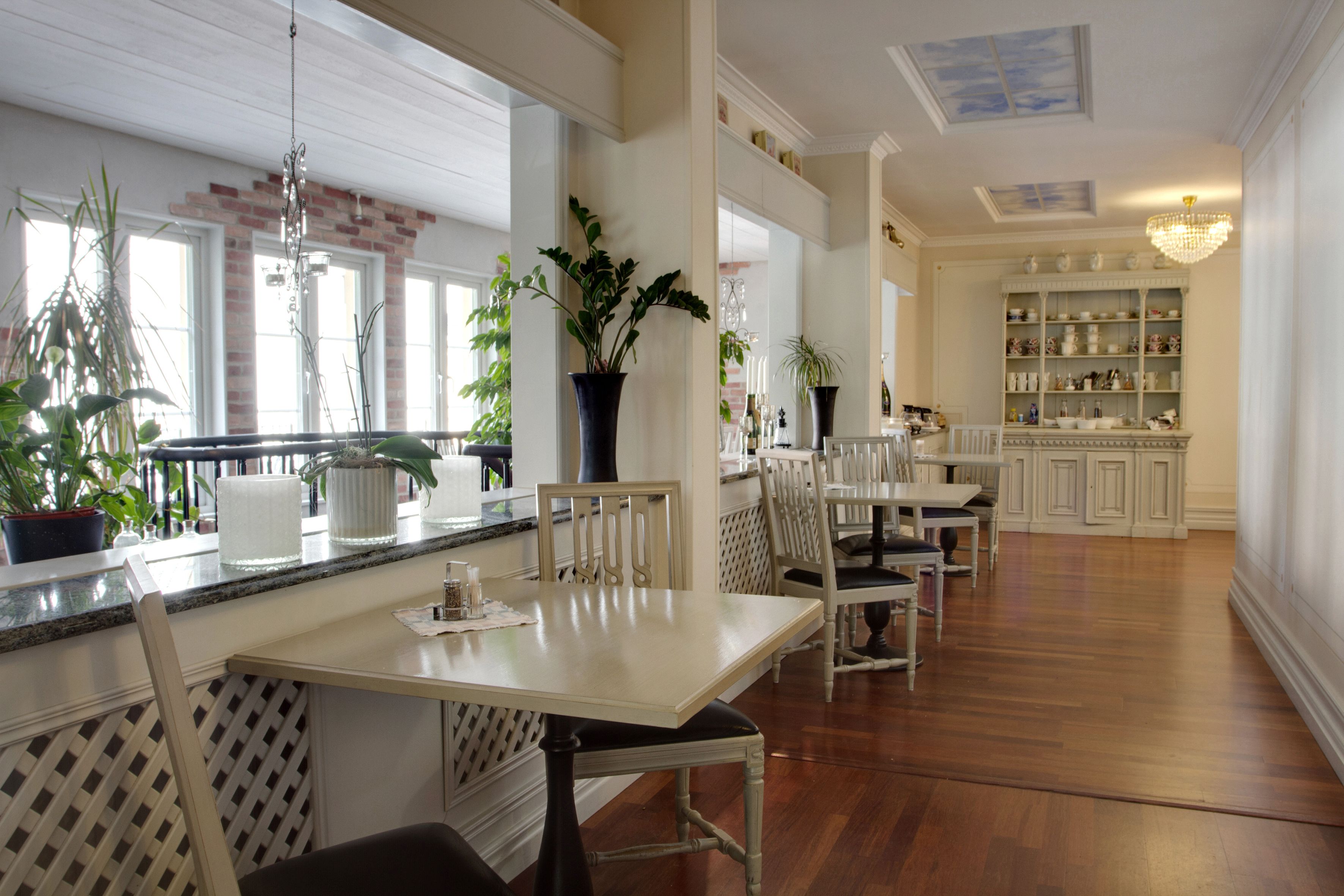 Breakfast and dinner served