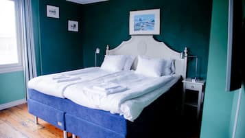 Deluxe Quadruple Room | Individually decorated, individually furnished, desk, laptop workspace