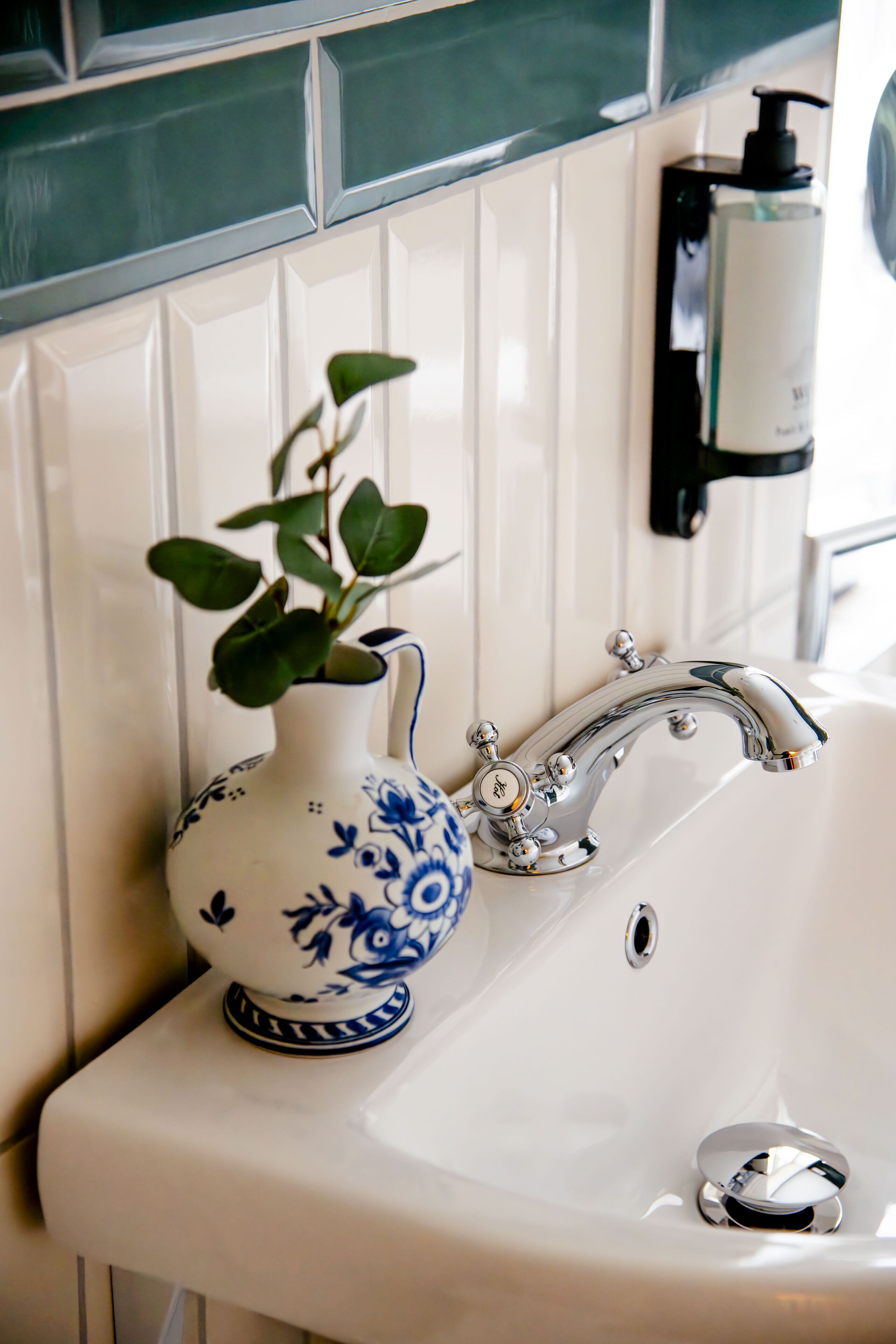 suite | 1 bedroom, individually decorated, individually furnished, desk