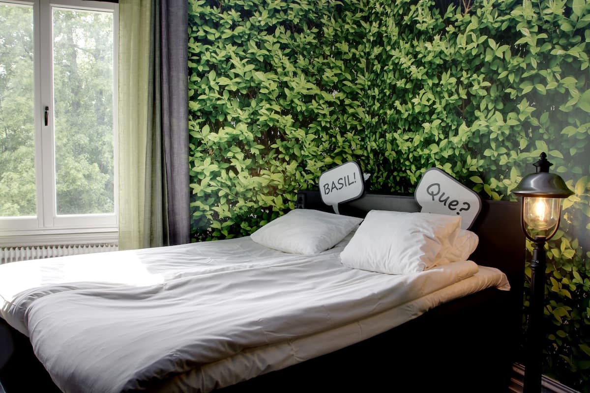 standard double room, 1 queen bed | 1 bedroom, individually decorated, individually furnished, desk