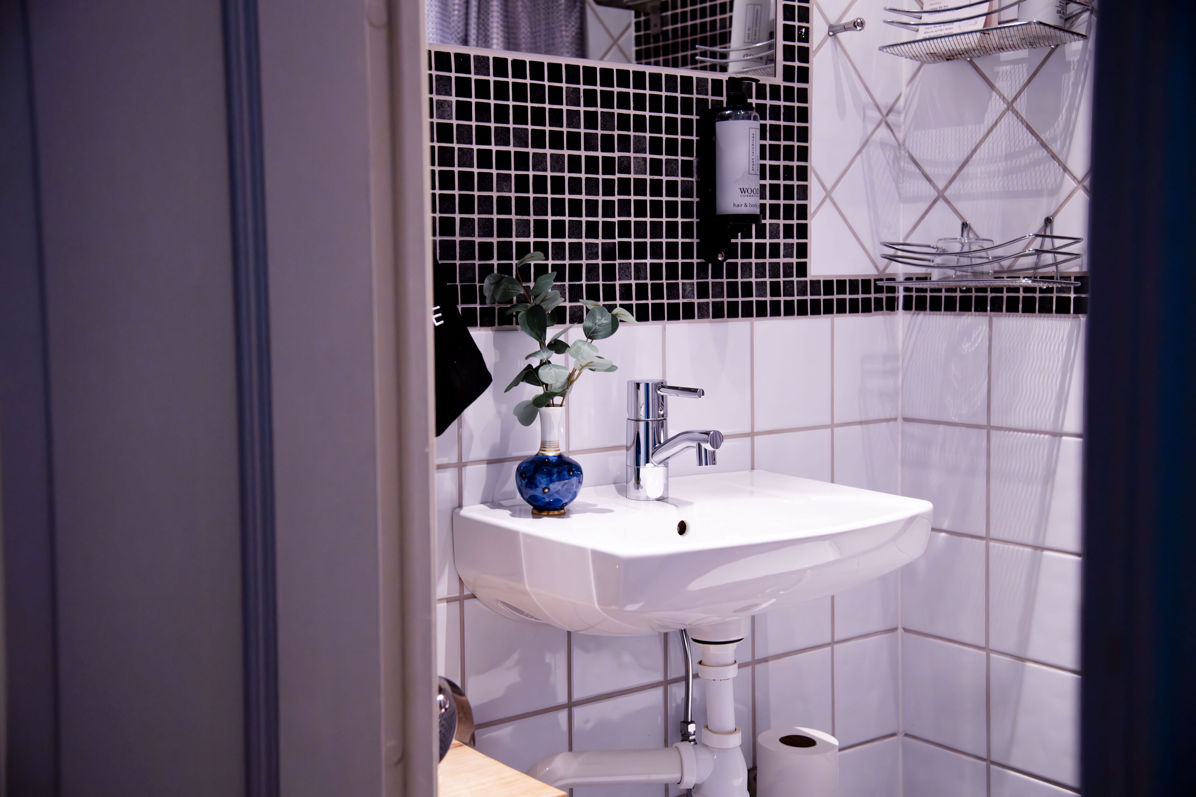 standard single room | bathroom | hair dryer, towels, soap, shampoo