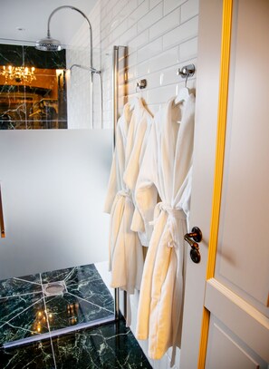 Suite | Individueel gedecoreerd, individueel gemeubileerd, een bureau
