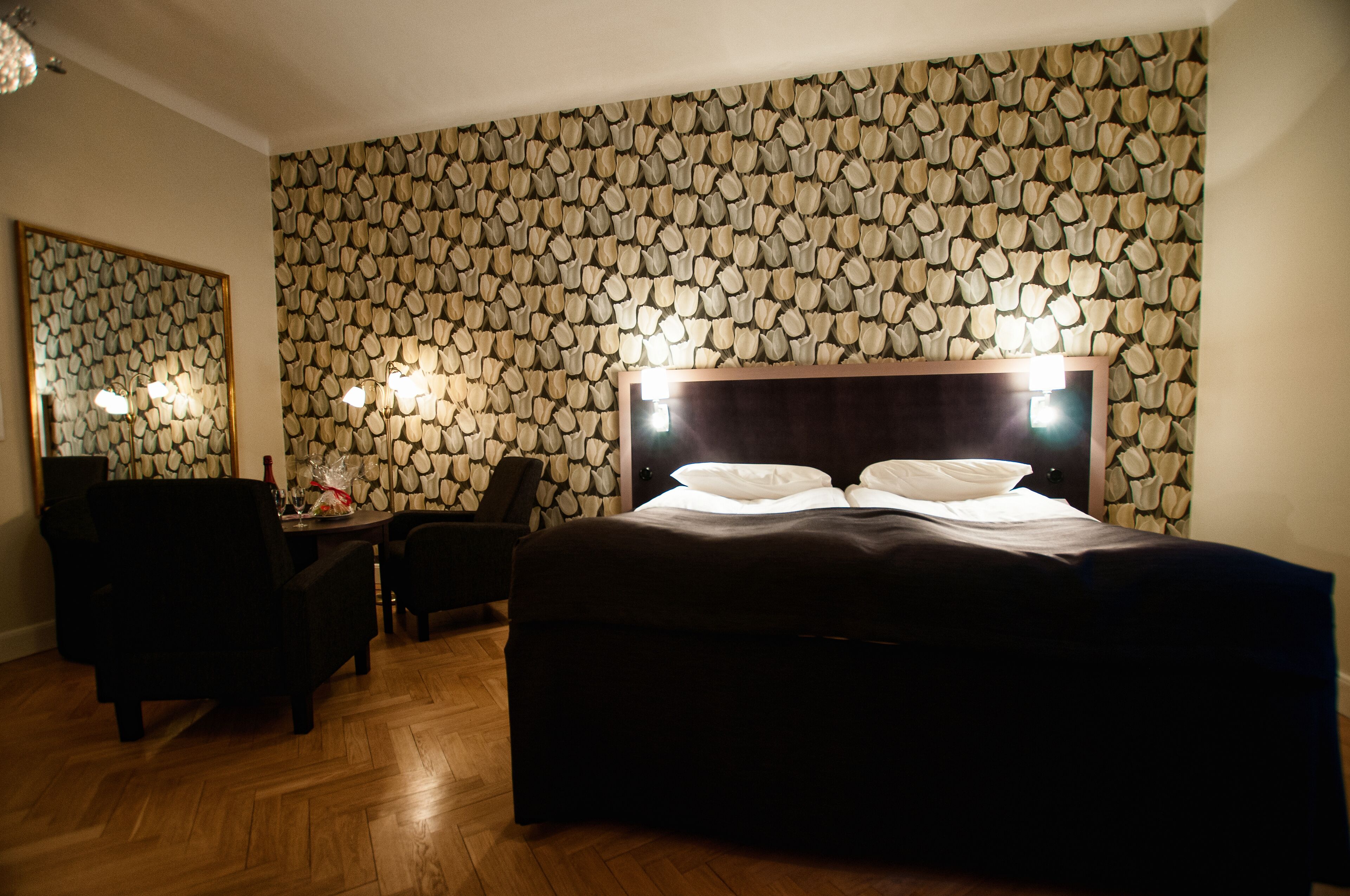 superior double room, jetted tub | 1 bedroom, minibar, individually furnished, desk