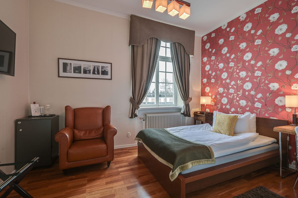Single Room (300 m from the Mansion) | Minibar, individually furnished, desk, blackout drapes