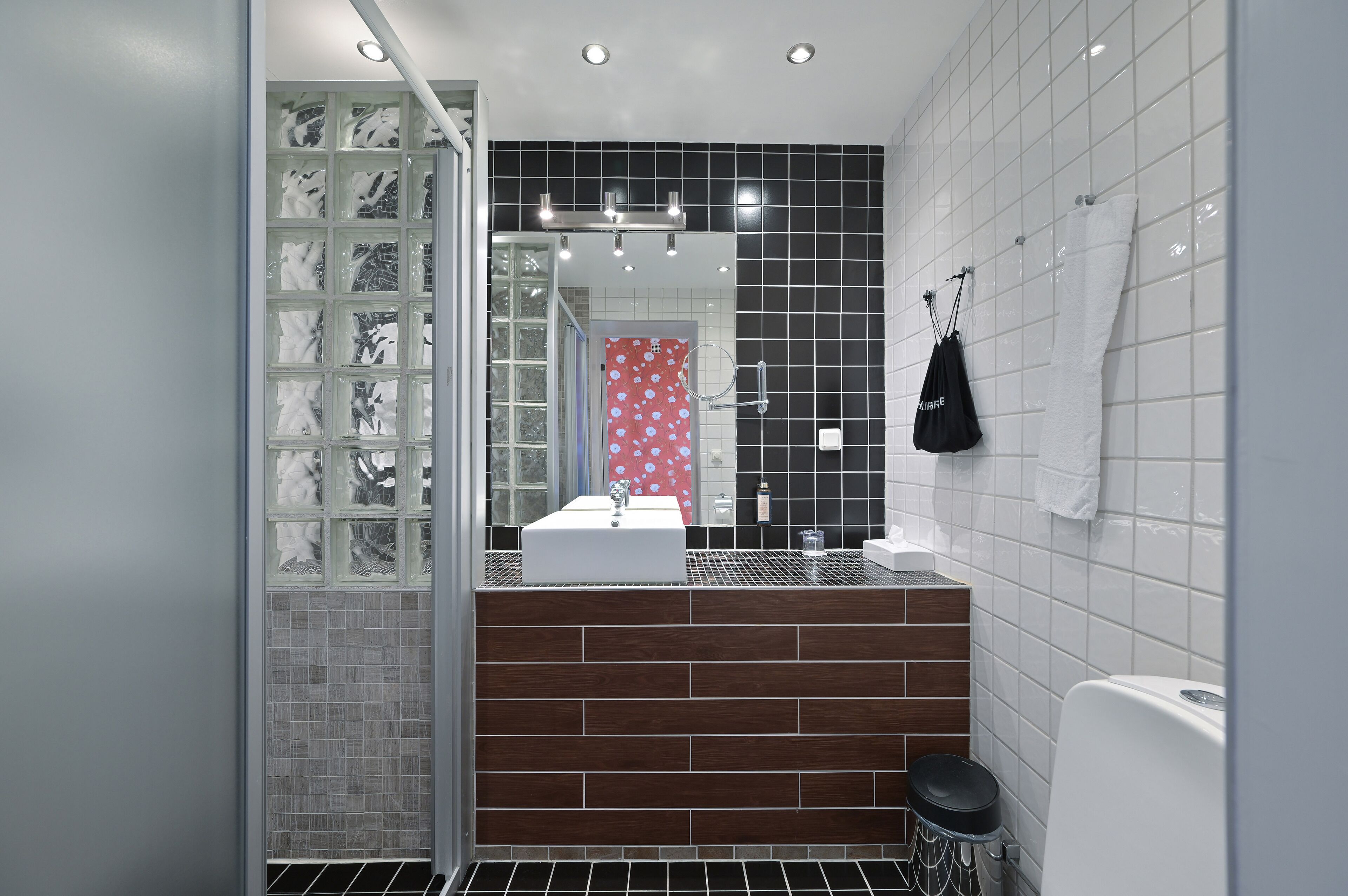 single room (300 m from the mansion) | bathroom | separate bathtub and shower, hair dryer, bathrobes, heated floors