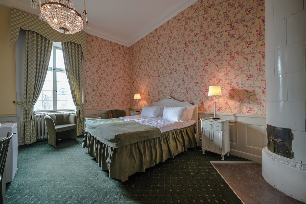 Double Room Mansion | Minibar, individually furnished, desk, blackout drapes