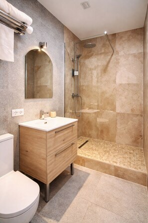 Combined shower/tub, hydromassage showerhead, free toiletries - Irin Hotel (Antibes)