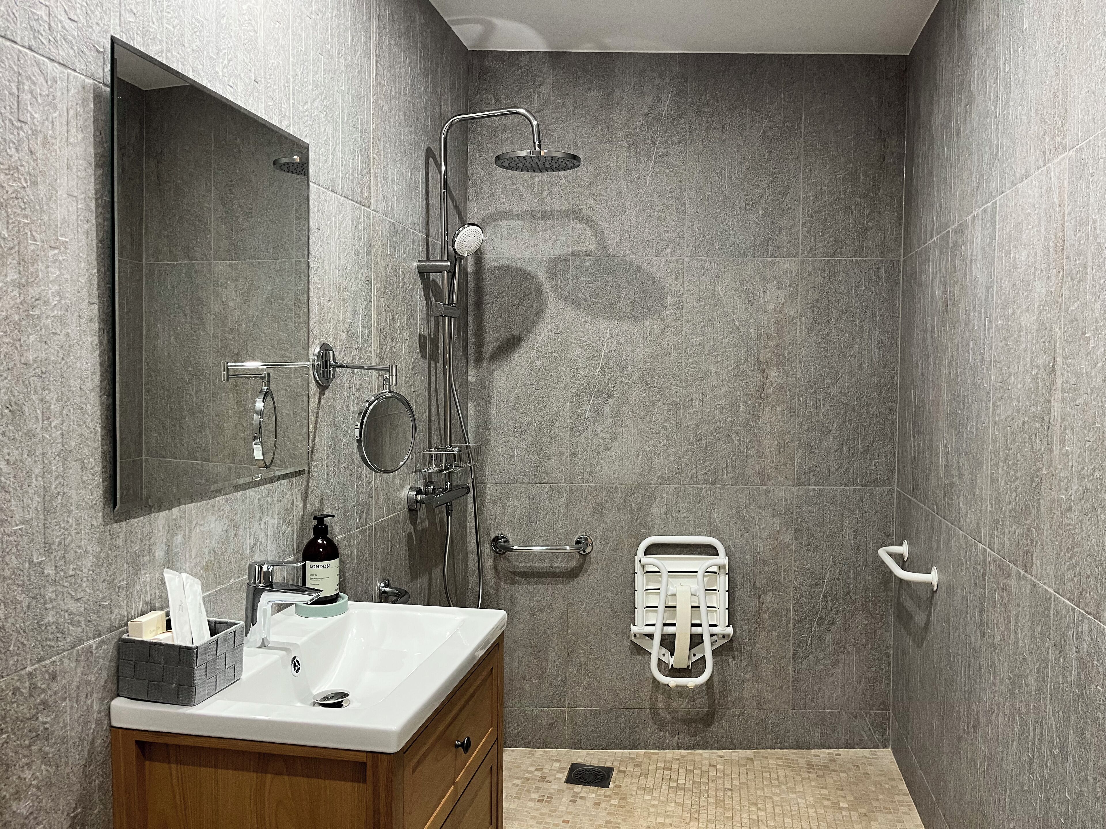 superior double or twin room | bathroom | combined shower/bathtub, hydromassage showerhead, free toiletries