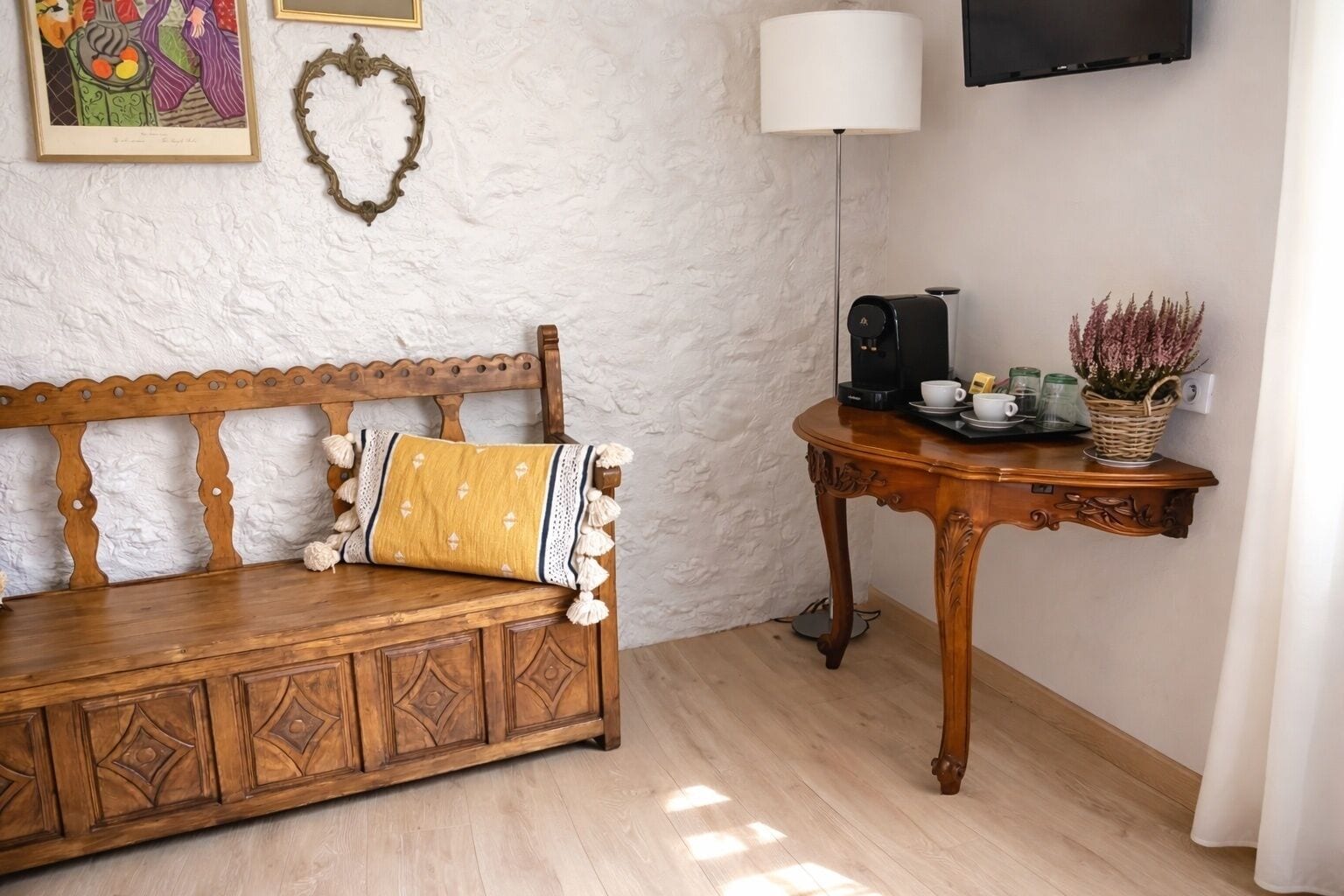 ميني بار وخزنة داخل الغرفة ومكتب ومساحة عمل للكمبيوتر المحمول