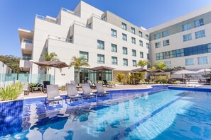 Outdoor pool, pool loungers - eSuites Lagoa Santa (Lagoa Santa)