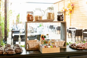 Daily buffet breakfast for a fee - Hotel le Trèfle (Portet-sur-Garonne)