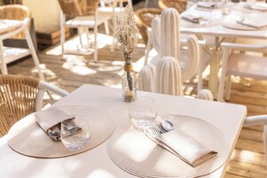 Café da manhã, almoço e jantar; culinária francesa 