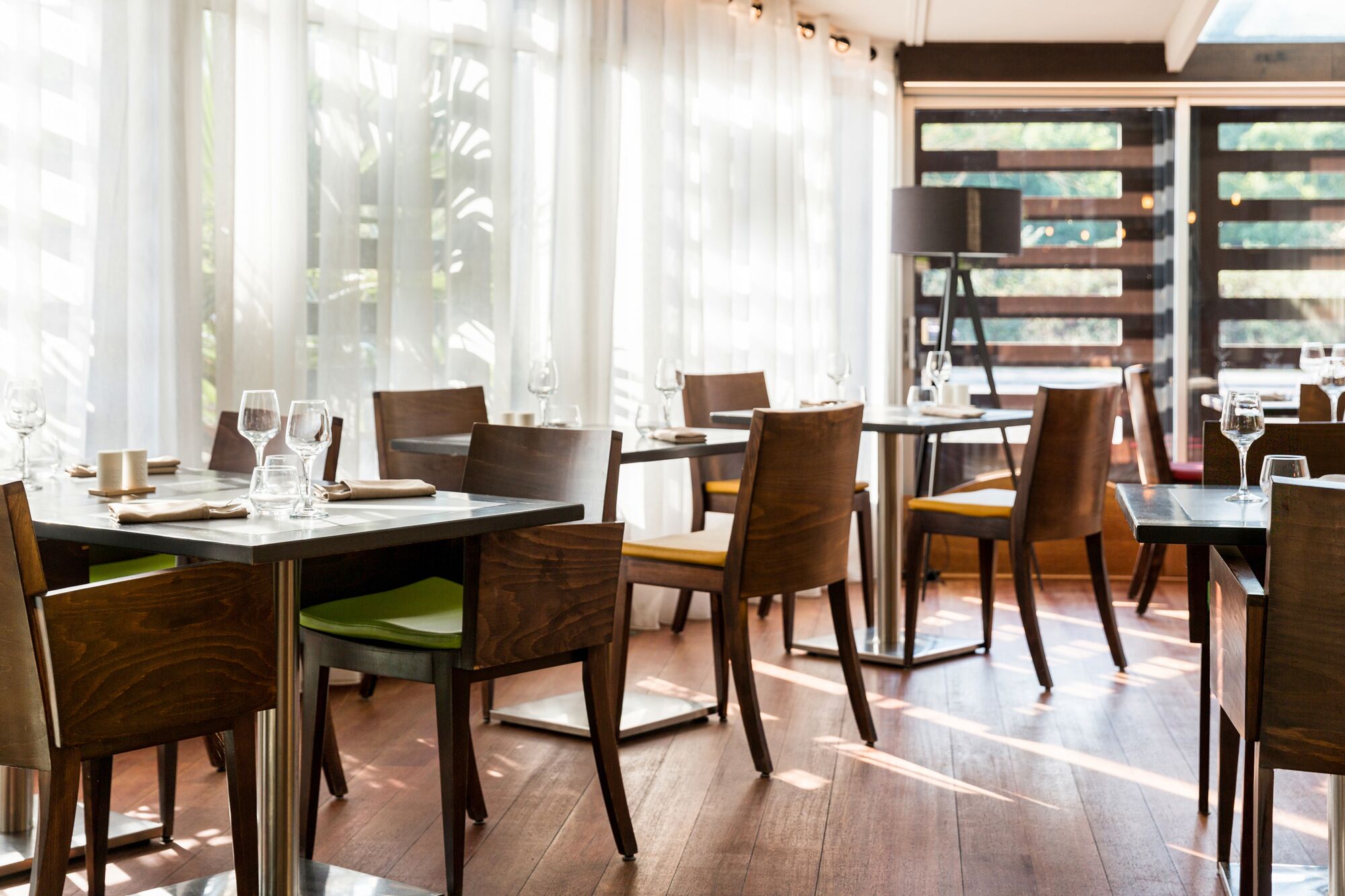 Serveert ontbijt, lunch, diner, Franse gerechten 