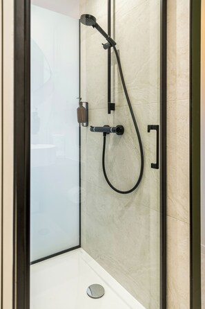 Habitació superior | Bany | Banyera, articles de tocador gratuïts i assecador de cabells 