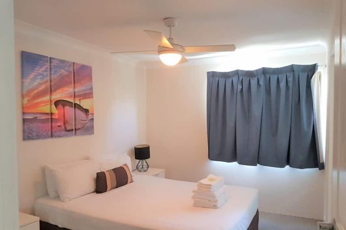 In-room safe, soundproofing, iron/ironing board, free WiFi