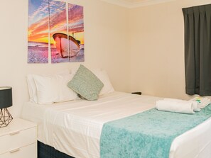 Apartment, 1 Bedroom | In-room safe, soundproofing, iron/ironing board, free WiFi - Trickett Gardens Holiday Inn (Surfers Paradise)
