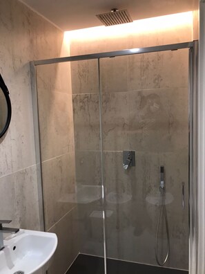 Chambre Deluxe double, salle de bain attenante | Salle de bain | Douche cascade, articles de toilette (gratuits), séchoir à cheveux
