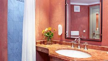 Superior Double Room | Bathroom | Shower, hair dryer, towels