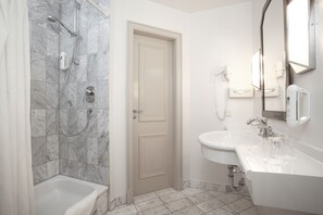 Classic Double Room | Bathroom | Shower, hair dryer, towels - Hotel Forsthaus Damerow (Koserow)