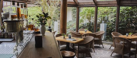 Cocina local con mesas al aire libre