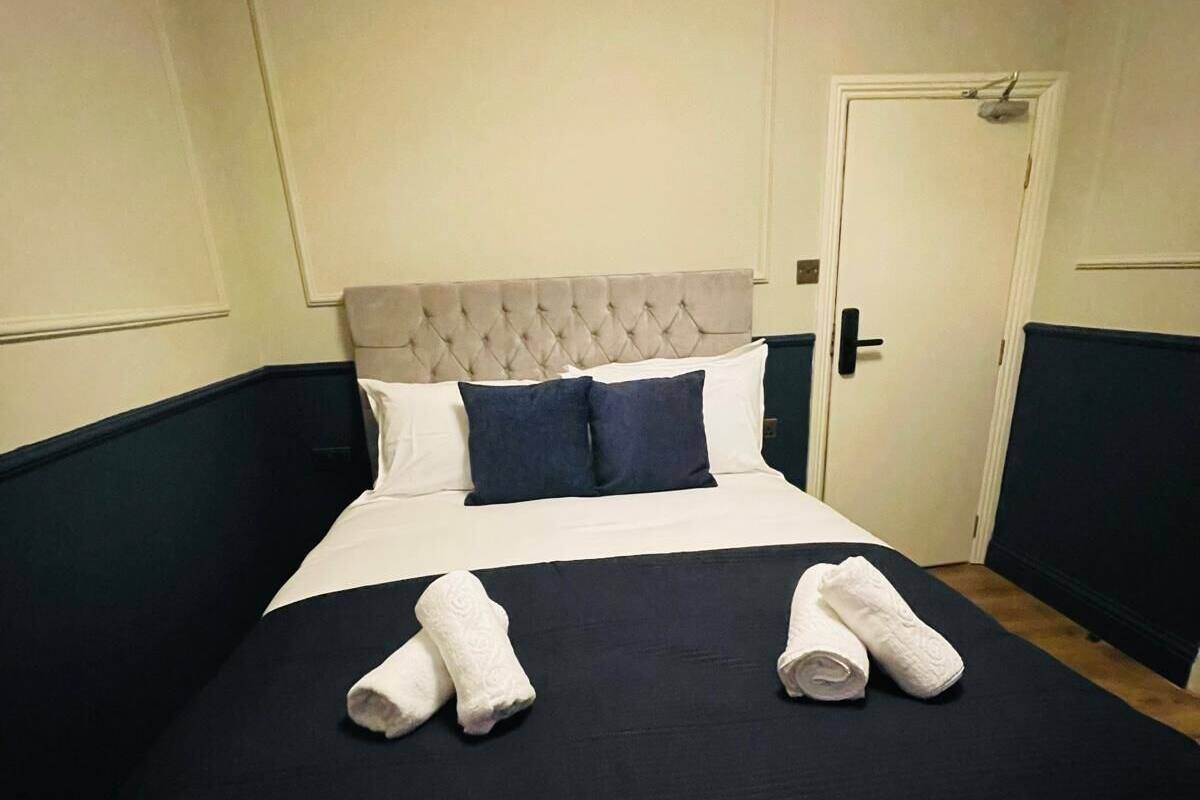 Ropa de cama de alta calidad, cubrecamas y muebles diferentes