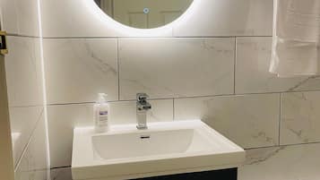 Superior-dobbeltværelse - 1 kingsize-seng - byudsigt | Badeværelse | Bruser, gratis toiletartikler, hårtørrer, håndklæder