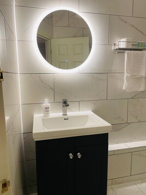 Superior-Doppelzimmer, 1 King-Bett, Stadtblick | Badezimmer | Dusche, kostenlose Toilettenartikel, Haartrockner, Handtücher