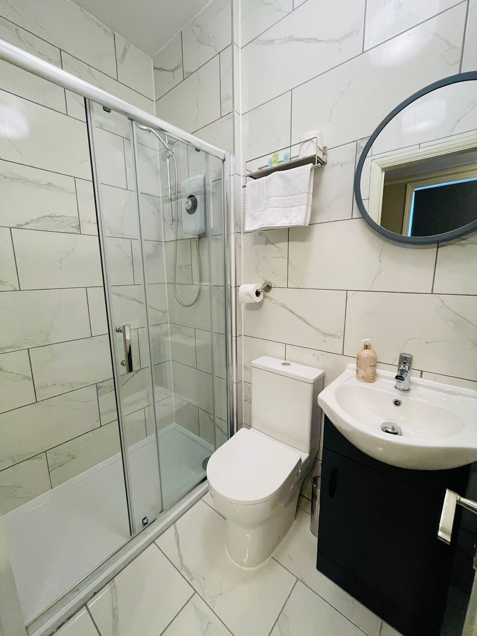 Classic-Doppelzimmer | Badezimmer | Dusche, kostenlose Toilettenartikel, Haartrockner, Handtücher