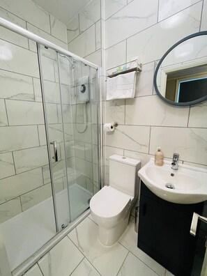 Chambre classique double | Salle de bain | Douche, articles de toilette (gratuits), séchoir à cheveux