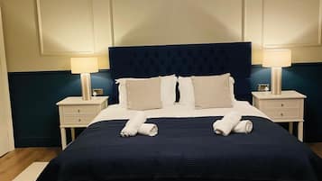 Superior tweepersoonskamer, 1 kingsize bed, uitzicht op stad | Luxe beddengoed, donzen dekbedden, individueel gemeubileerd, een bureau