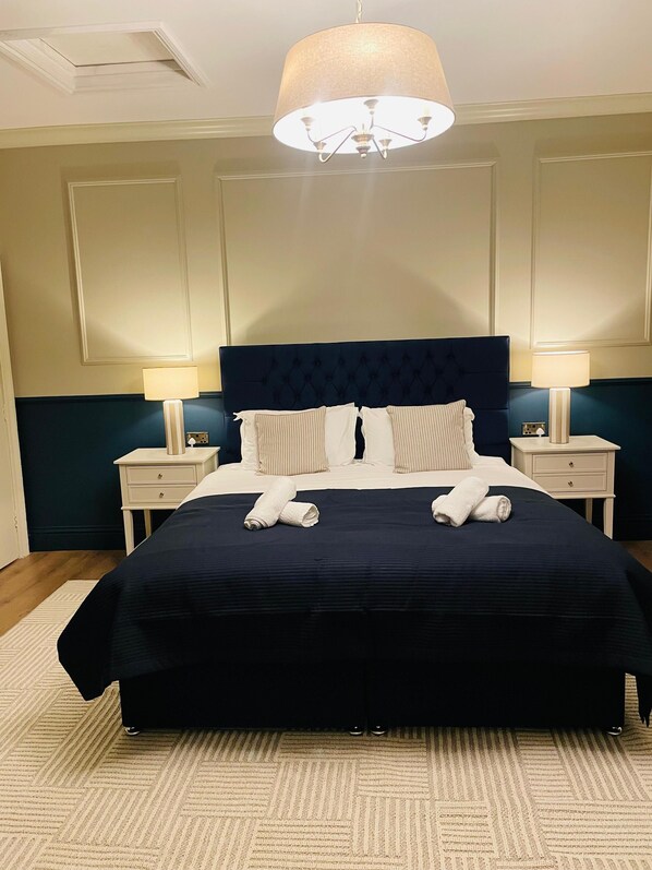 Chambre Double Supérieure, 1 très grand lit, vue ville | Literie de qualité supérieure, couette en duvet d'oie