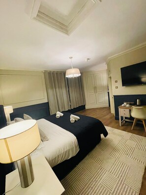 Superior Double Room, 1 King Bed, City View | Premium bedding, down comforters, individually furnished - Euro Bar and Hotel (Oxford)