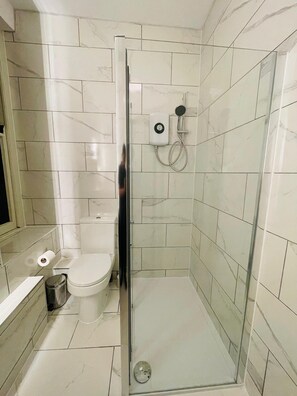Chambre Double Supérieure, 1 très grand lit, vue ville | Salle de bain | Douche, articles de toilette gratuits, sèche-cheveux