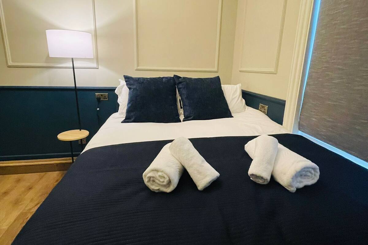 Ropa de cama de alta calidad, cubrecamas y muebles diferentes