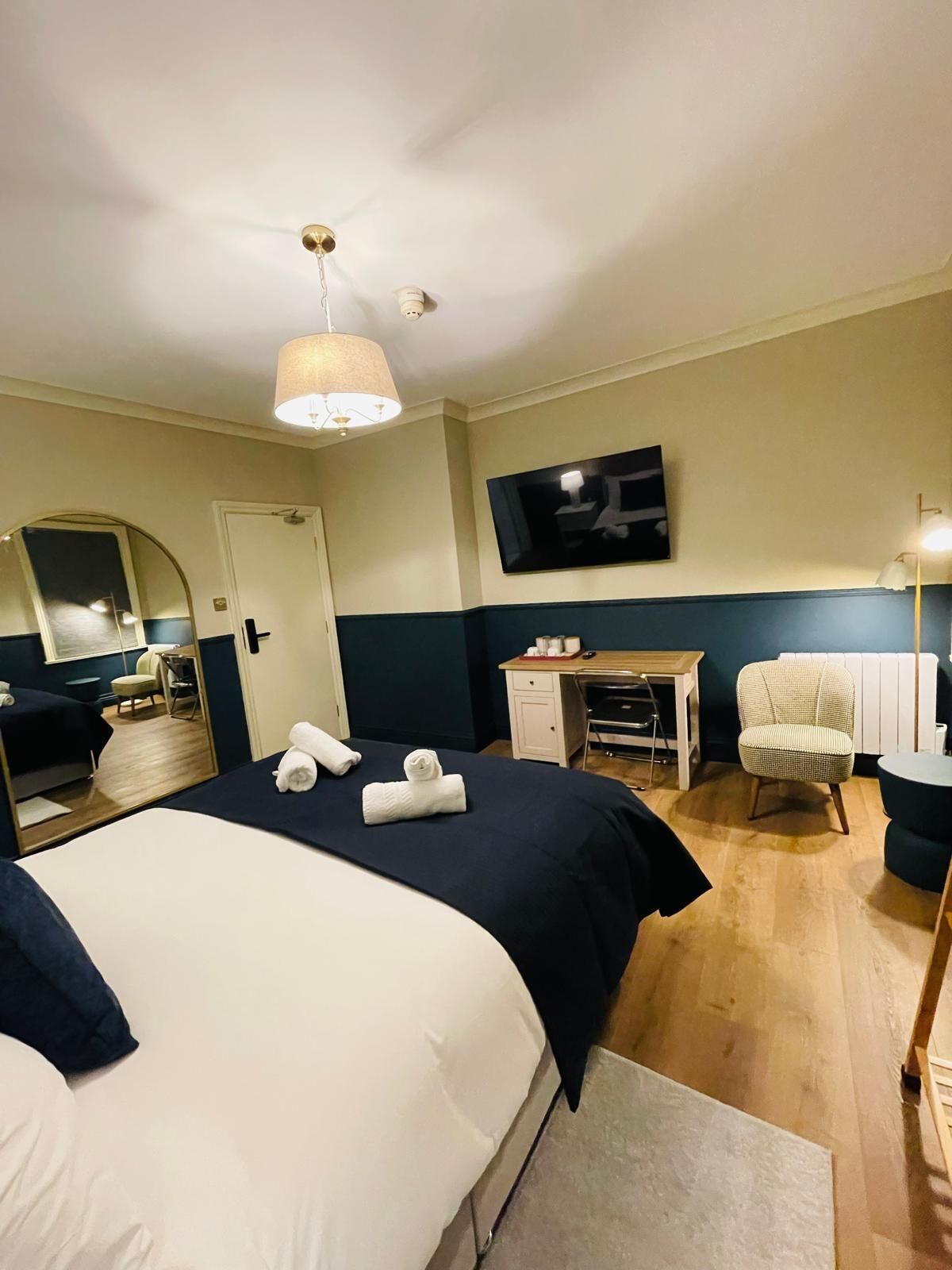 Exclusive-Doppelzimmer | Hochwertige Bettwaren, Daunenbettdecken, individuell eingerichtet