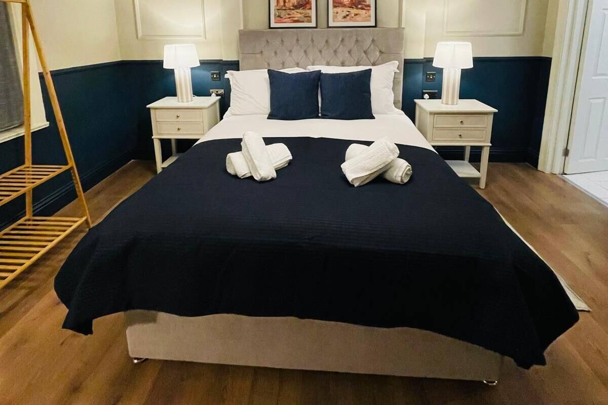 Ropa de cama de alta calidad, cubrecamas y muebles diferentes