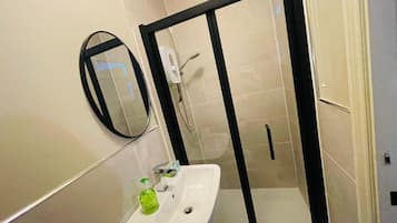 Classic Triple Room, Multiple Beds, Non Smoking, City View | Bathroom | Shower, free toiletries, hair dryer, towels