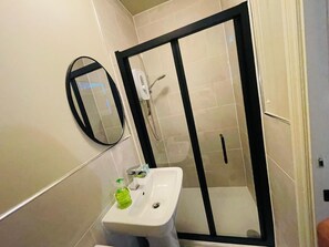 Classic Triple Room, Multiple Beds, Non Smoking, City View | Bathroom | Shower, free toiletries, hair dryer, towels - Euro Bar and Hotel (Oxford)