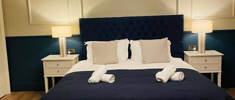 Chambre Double Supérieure, 1 très grand lit, vue ville | Literie de qualité supérieure, couette en duvet d'oie