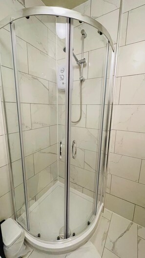 Executive Double Room | Bathroom | Shower, free toiletries, hair dryer, towels - Euro Bar and Hotel (Oxford)