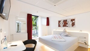Dobbeltrom – comfort | Skrivebord, skrivebord for bærbar PC, lydisolert og strykejern/-brett