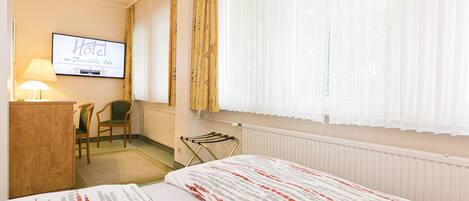 Quarto casal standard | Escrivaninha, espaço de trabalho para notebook, quartos à prova de som