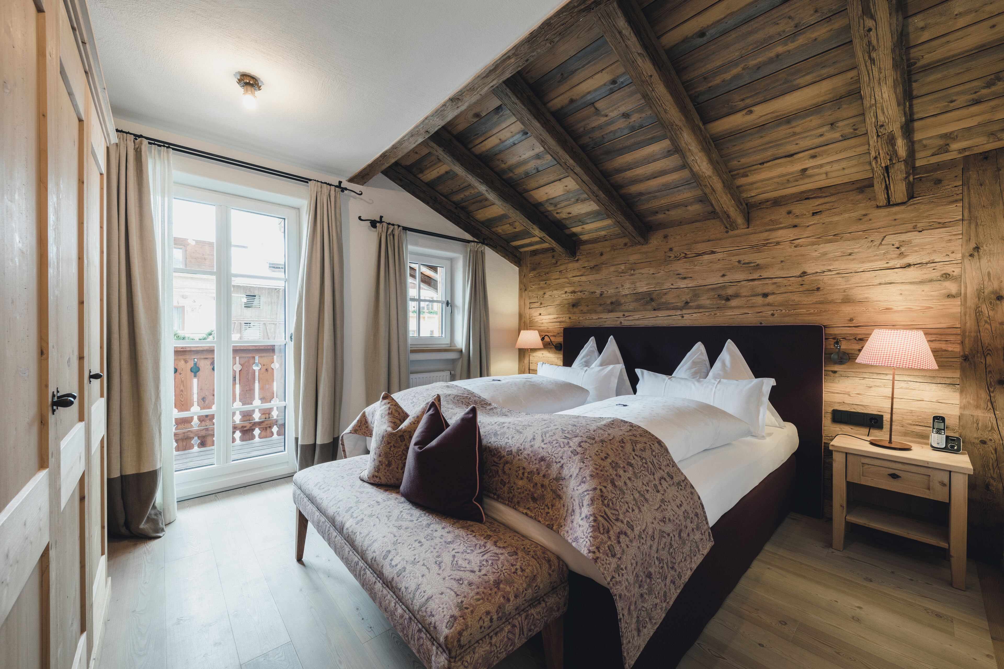 deluxe suite, fireplace, mountain view (balcony, bathtub) | living area | flat-screen tv